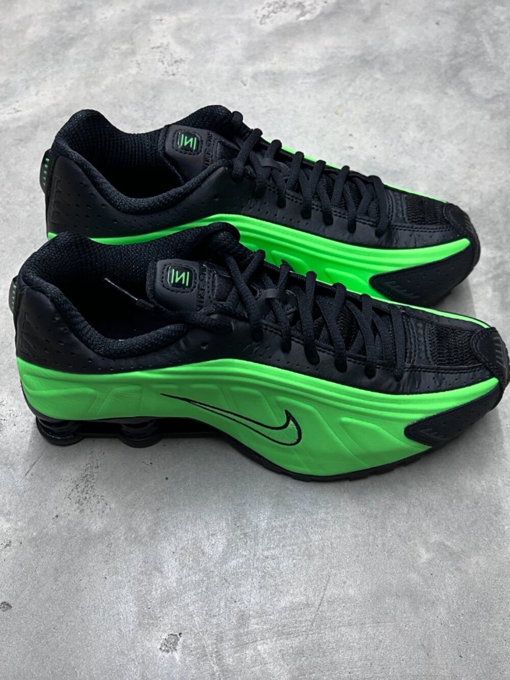 Nike Shox R4 Black Voltage Green Wmn's Size 9 AR3565 013 - New - Picture 3 of 7